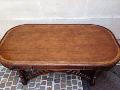 TABLE BASSE ovale en bois naturel mouluré...