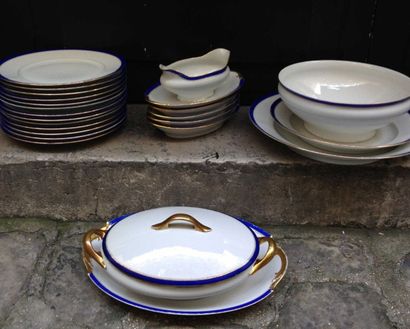 LIMOGES
Partie de service de table en porcelaine...
