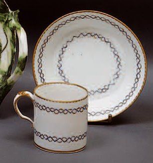 SEVRES
Gobelet litron et sa soucoupe en porcelaine...
