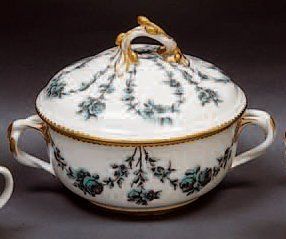 SEVRES
Ecuelle ronde couverte à décor en...