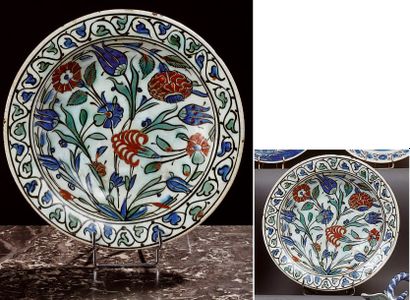 IZNIK
Turquie Anatolie. Plat rond en céramique...