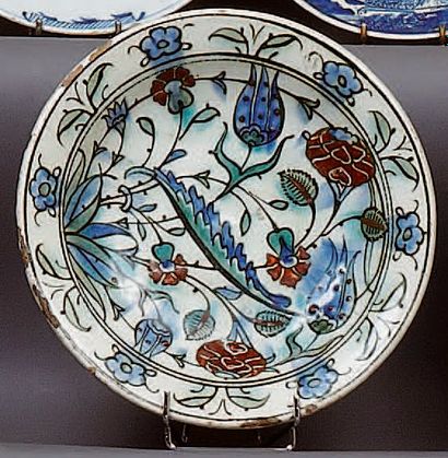 IZNIK
Turquie Anatolie. Plat rond en céramique...