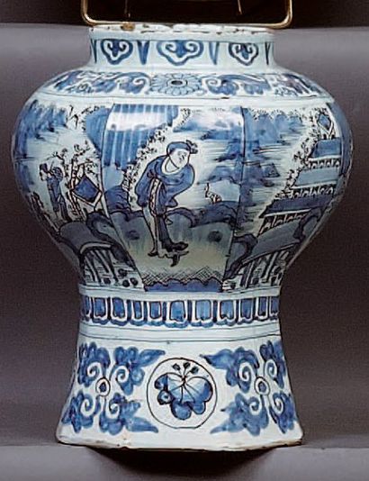 DELFT
Potiche à pans coupés décorée en camaïeu...