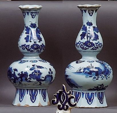 DELFT
Paire de vases double gourde à pans...