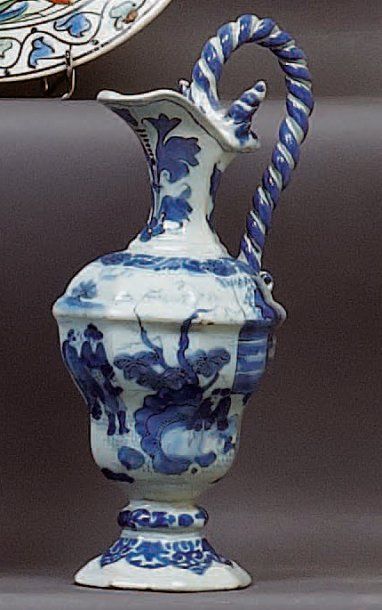 DELFT
Aiguière de forme balustre à pans coupés...