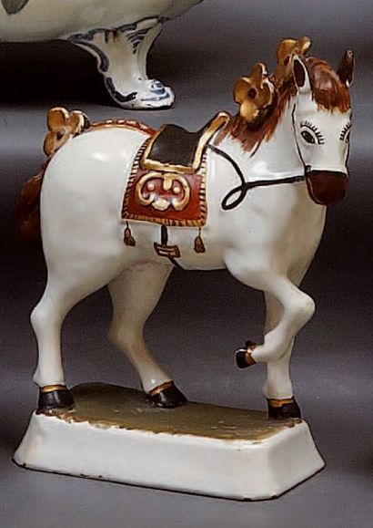 DELFT
Statuette de cheval sur une base rectangulaire,...