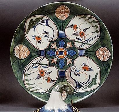 DELFT
Assiette à décor polychrome aux quatre...