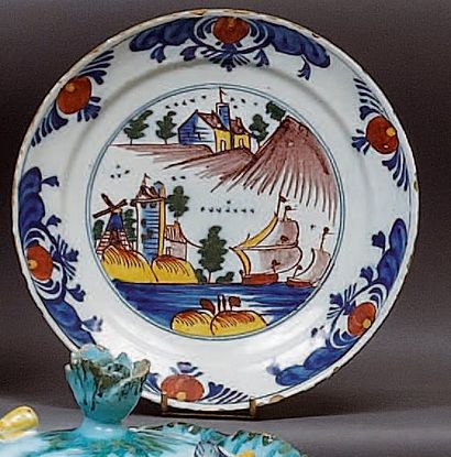 DELFT
Assiette à décor polychrome au centre...