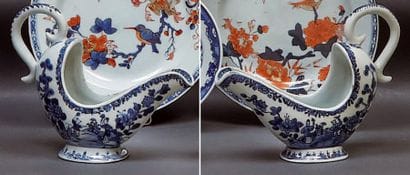 CHINE
Paire de saucières ovales sur piédouche....
