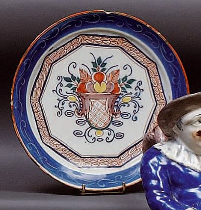 DELFT
Assiette ronde à décor polychrome central...