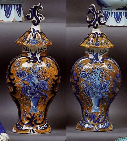 DELFT (Genre de)
Paire de vases couverts...