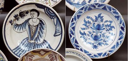 DESVRES
Deux plats ronds décorés en bleu...