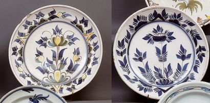 DESVRES
Deux plats ronds décorés de fleurs...