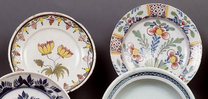DESVRES
Deux plats ronds à décor floral polychrome....
