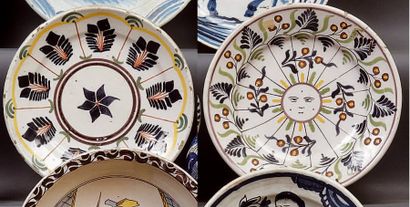 DESVRES
Deux plats ronds décorés en polychromie...