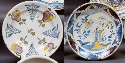 DESVRES
Deux plats ronds décorés en polychromie...