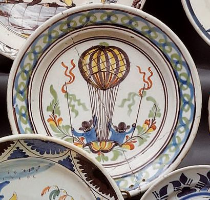 DESVRES
Plat à rare décor d'une montgolfière...