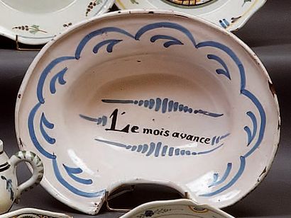 PARIS
Plat de barbier ovale, à décor en camaïeu...