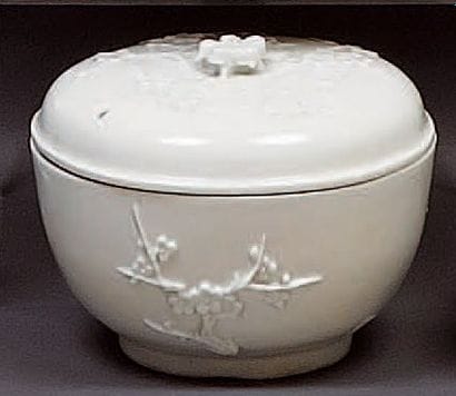 CHINE
Bouillon couvert émaillé blanc décoré...