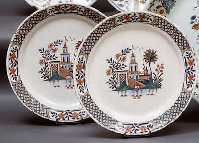 ROUEN
Deux assiettes à décor polychrome au...