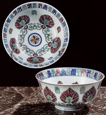 CHINE
Paire de bols décorés en émaux « doucaï...