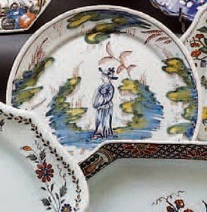 MOULINS
Assiette ronde à décor polychrome...