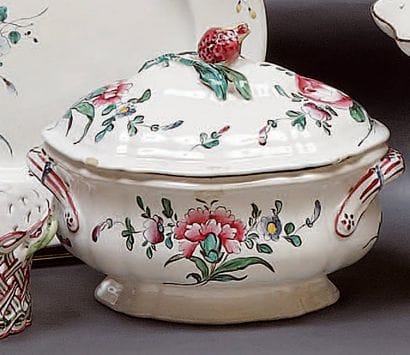 SCEAUX
Terrine ovale à décor polychrome floral,...