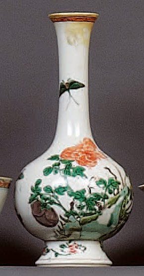 CHINE
Vase de forme balustre à long col étroit...
