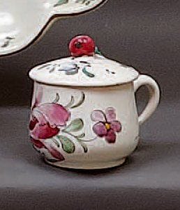 STRASBOURG
Pot à jus couvert à décor polychrome...