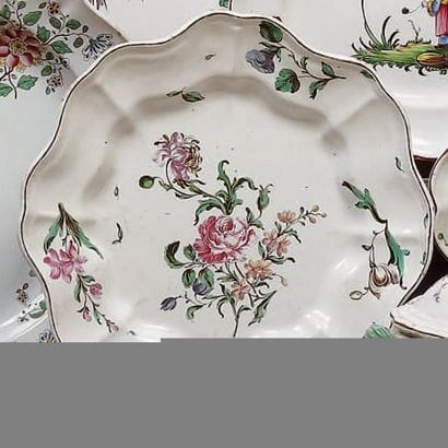 NIDERVILLER
Plat rond polylobé à décor polychrome...