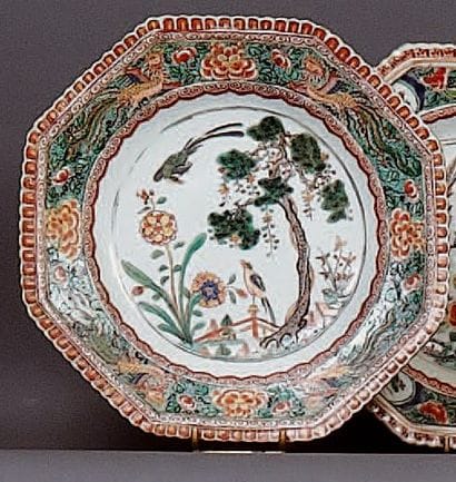 CHINE
Plat à pans coupés à bordure godronnée,...