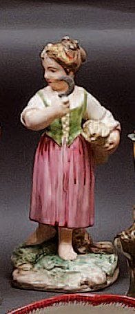 LUNEVILLE
Statuette d'une jeune femme debout...