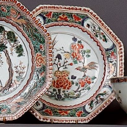 CHINE
Plat à pans coupés à bordure godronnée...