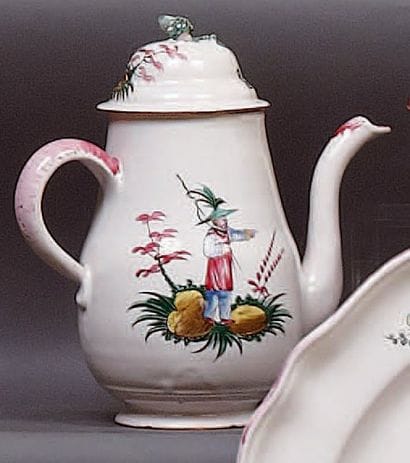 LES ISLETTES
Cafetière piriforme à décor...