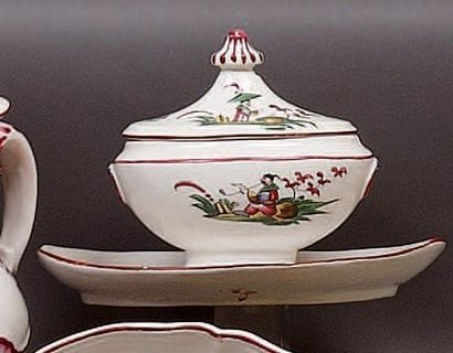 LES ISLETTES
Saucière couverte à plateau...