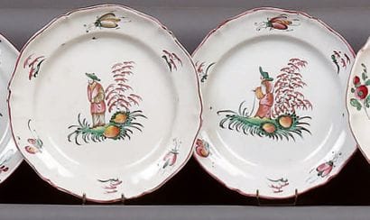 LES ISLETTES
Deux assiettes à bord contourné...