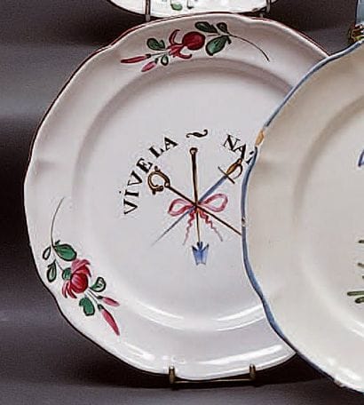 LES ISLETTES
Assiette à bord lobé à décor...