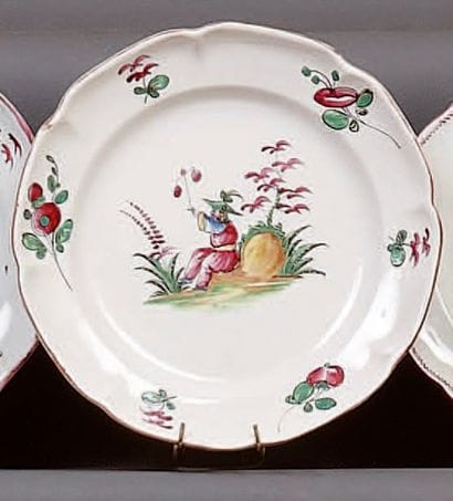 ARGONNE
Assiette de forme lobée à décor polychrome...