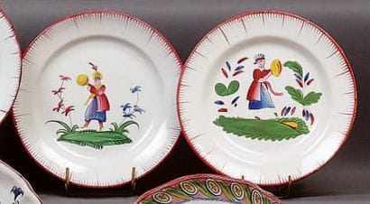 LUNEVILLE
Deux Assiettes à bord uni à décor...