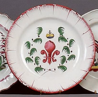 LES ISLETTES
Assiette à décor polychrome...