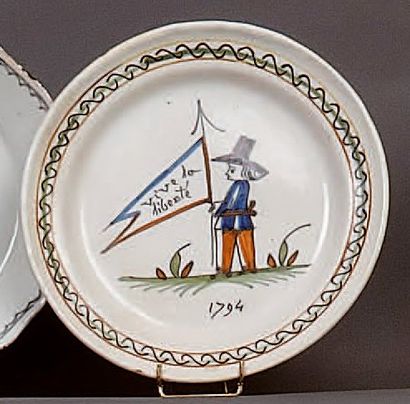 ROANNE
Assiette uniment circulaire, à décor...