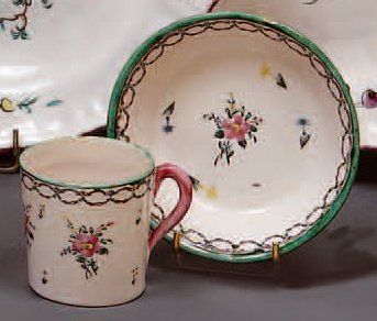 MARSEILLE
Tasse de forme litron et sa soucoupe...