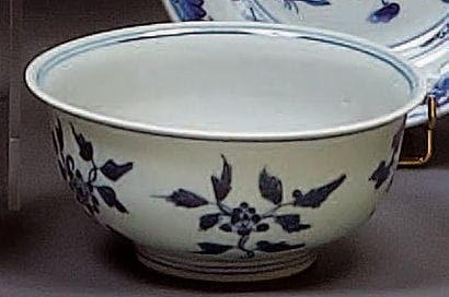 CHINE
Bol rond décoré en bleu sous couverte...