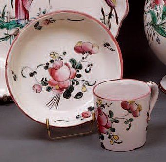 MOUSTIERS
Tasse conique et sa soucoupe à...