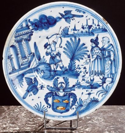 NEVERS
Plat rond décoré en bleu rehaussé...