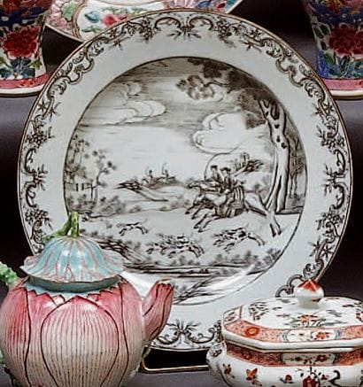 CHINE
Assiette ronde décorée en grisaille...