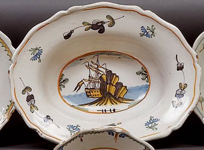 NEVERS
Plat de barbier ovale à décor au centre...