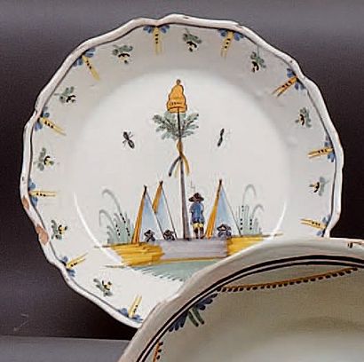 NEVERS
Assiette de forme contournée à décor...