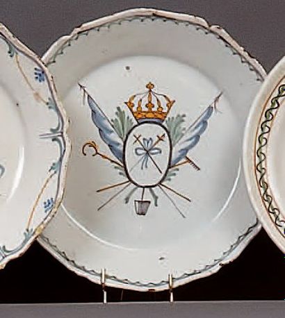 NEVERS
Assiette de forme contournée à décor...