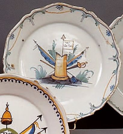NEVERS
Assiette de forme contournée à décor...